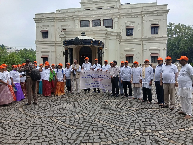 सेवा पखवाड़ाः इंदौर में वरिष्ठ नागरिकों को करायी गई शहर की ऐतिहासिक धरोहरों की सैर