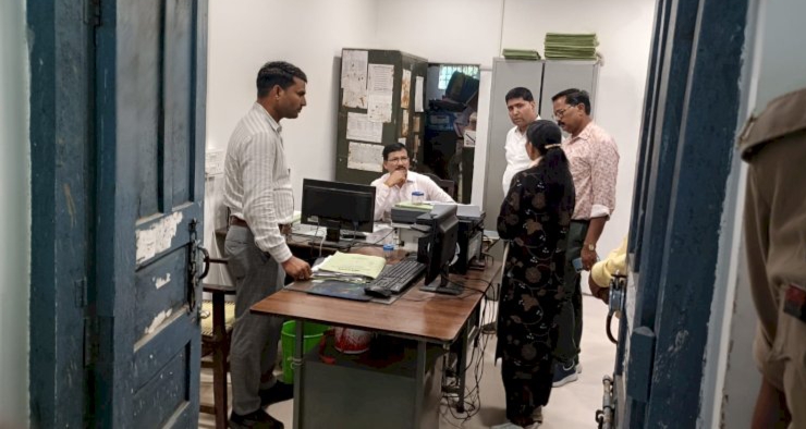 निरीक्षण करते जिलाधिकारी