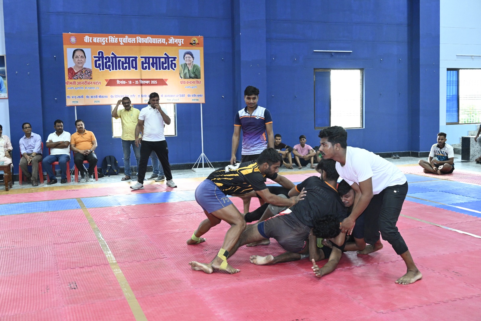 दीक्षोत्सव-2025 का भव्य शुभारंभ, पहले दिन दिखा खेल  में भाग लेते हुए छात्र छात्राएं
