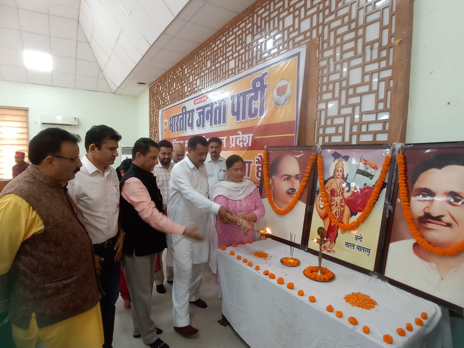 मंडी जिला भाजपा की परिचय बैठक के शुभारंभ अवसर पर।
