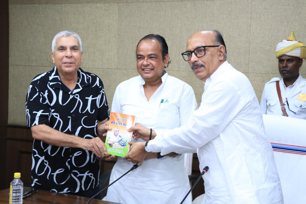 पुस्‍तक का लोकार्पण करते विधानसभा अध्‍यक्ष
