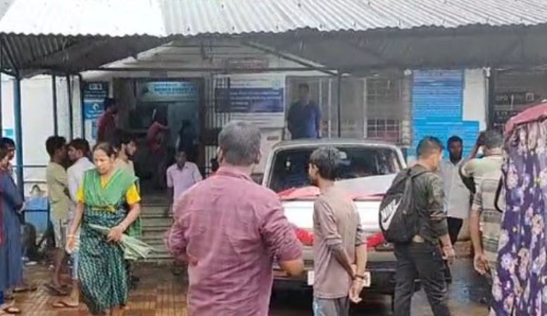 फांसीदेवा ग्रामीण अस्पताल में शव के साथ परिजन