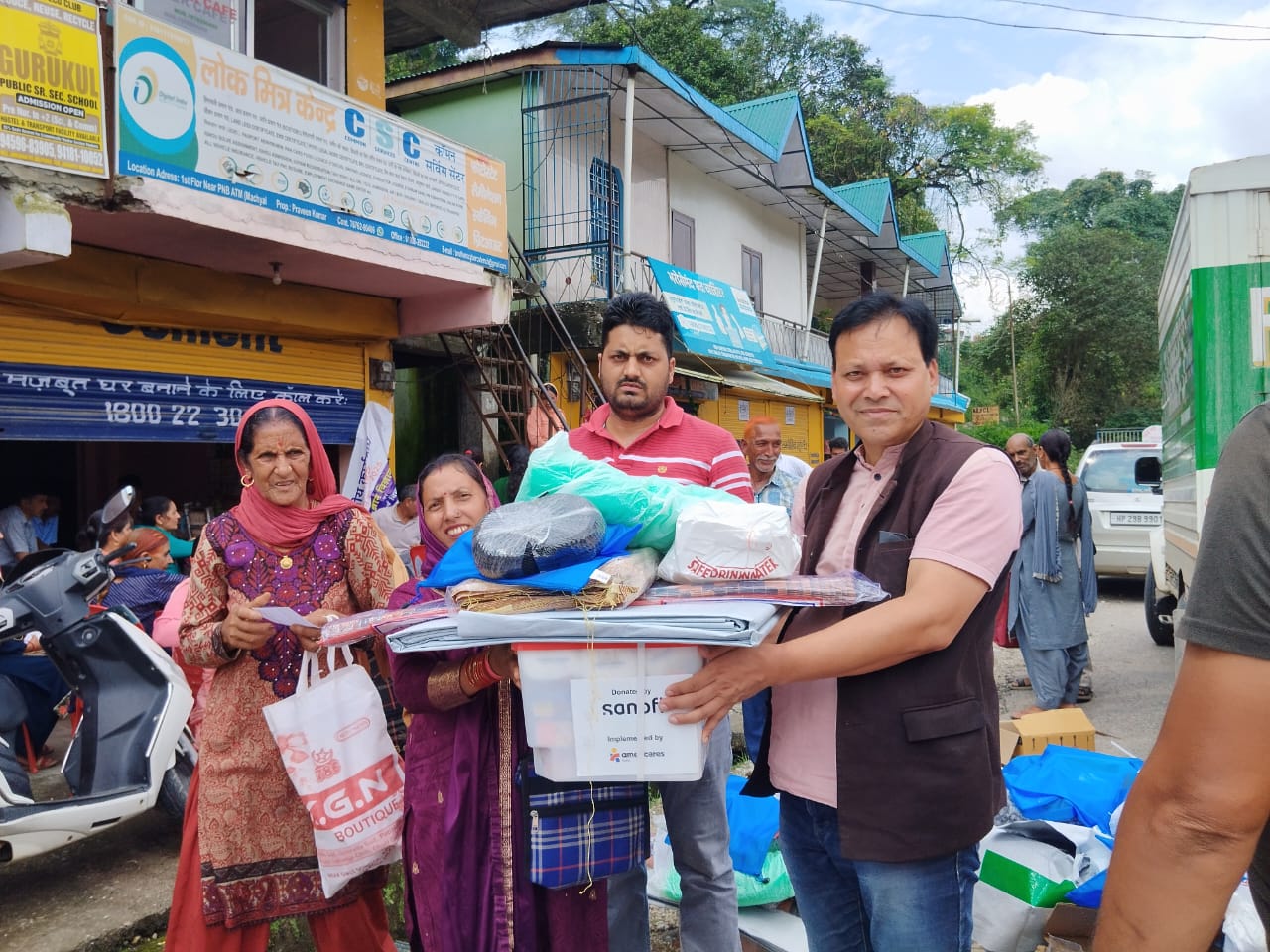 राहत सामग्री बांटते हुए ज्ञान विज्ञान समिति के कार्यकर्ता। राहत सामग्री बांटते हुए ज्ञान विज्ञान समिति के कार्यकर्ता।
