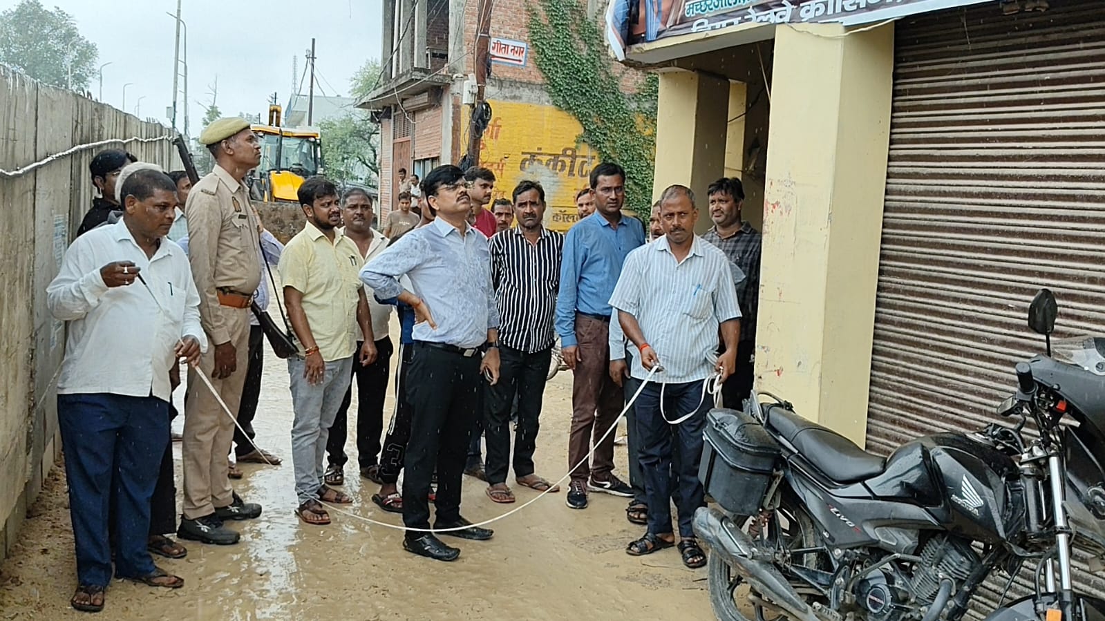 मौके पर नाप करते राजस्व कर्मी