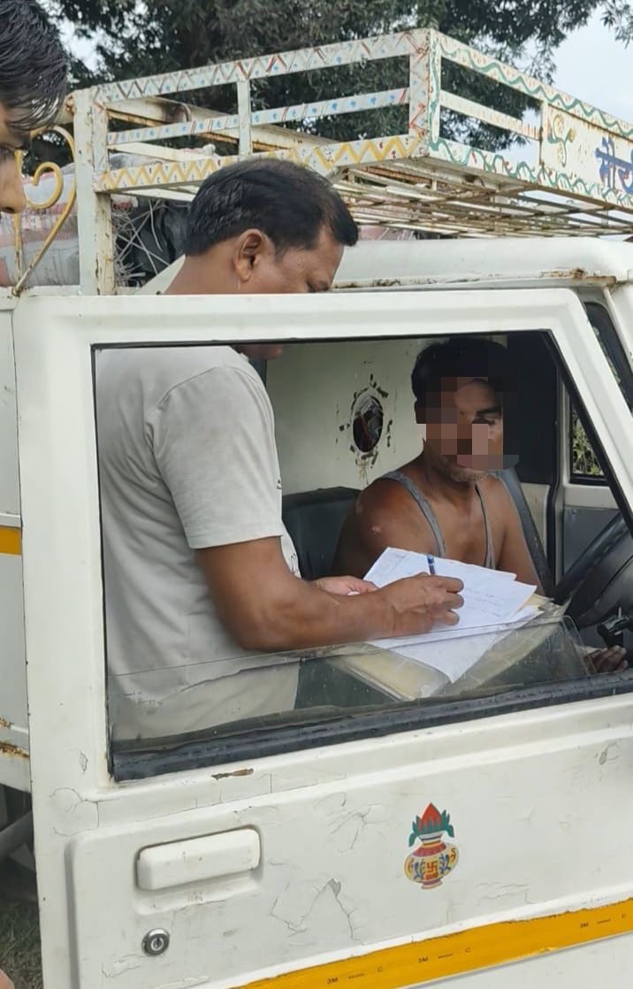 चालक पर कार्यवाही करती पुलिस चालक पर कार्यवाही करती पुलिस