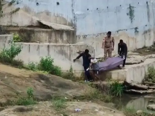 शव ले जाती पुलिस