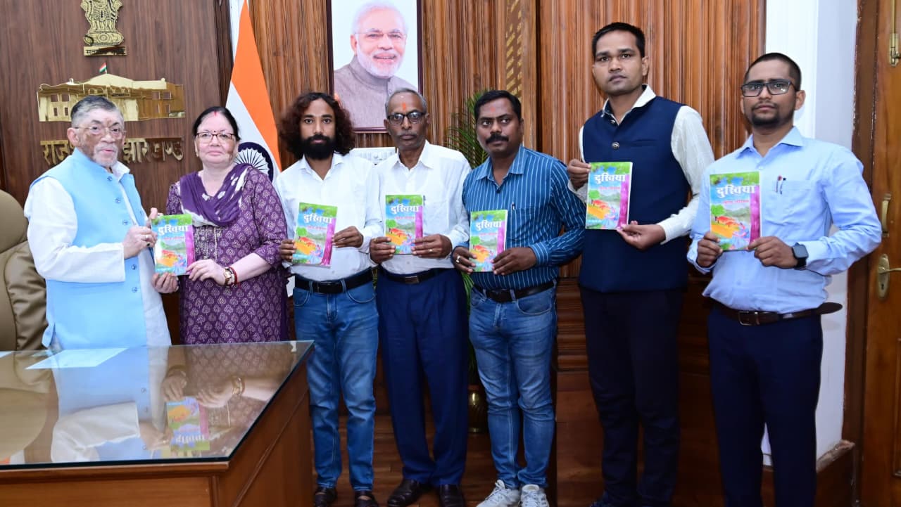 पुस्‍तक विमोचन के दौरान राज्‍यपाल समेत अन्‍य