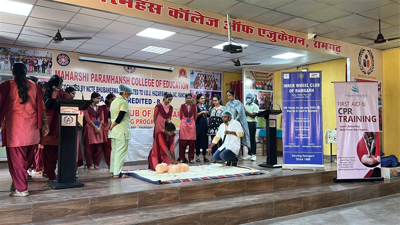 सीपीआर का प्रशिक्षण देते लोग सीपीआर का प्रशिक्षण देते लोग