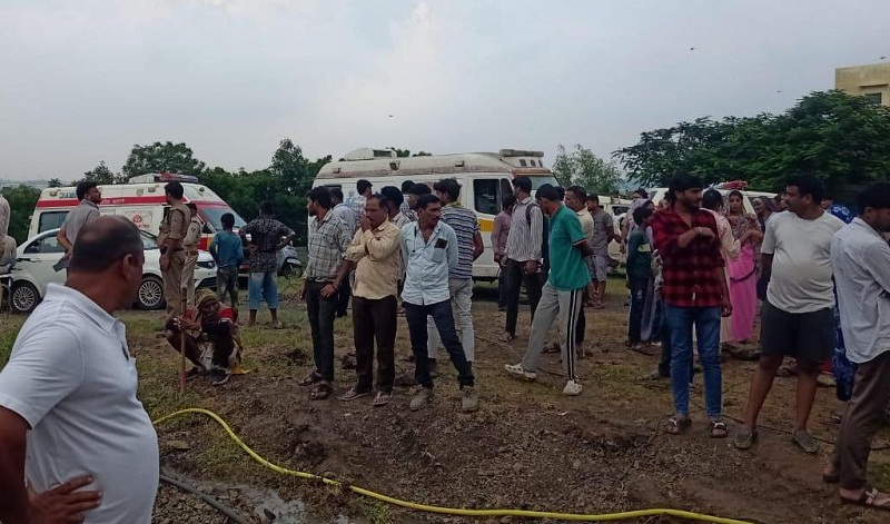 तीन बच्चों के डूबने की घटना के बाद मौके पर पुलिस और ग्रामीण
