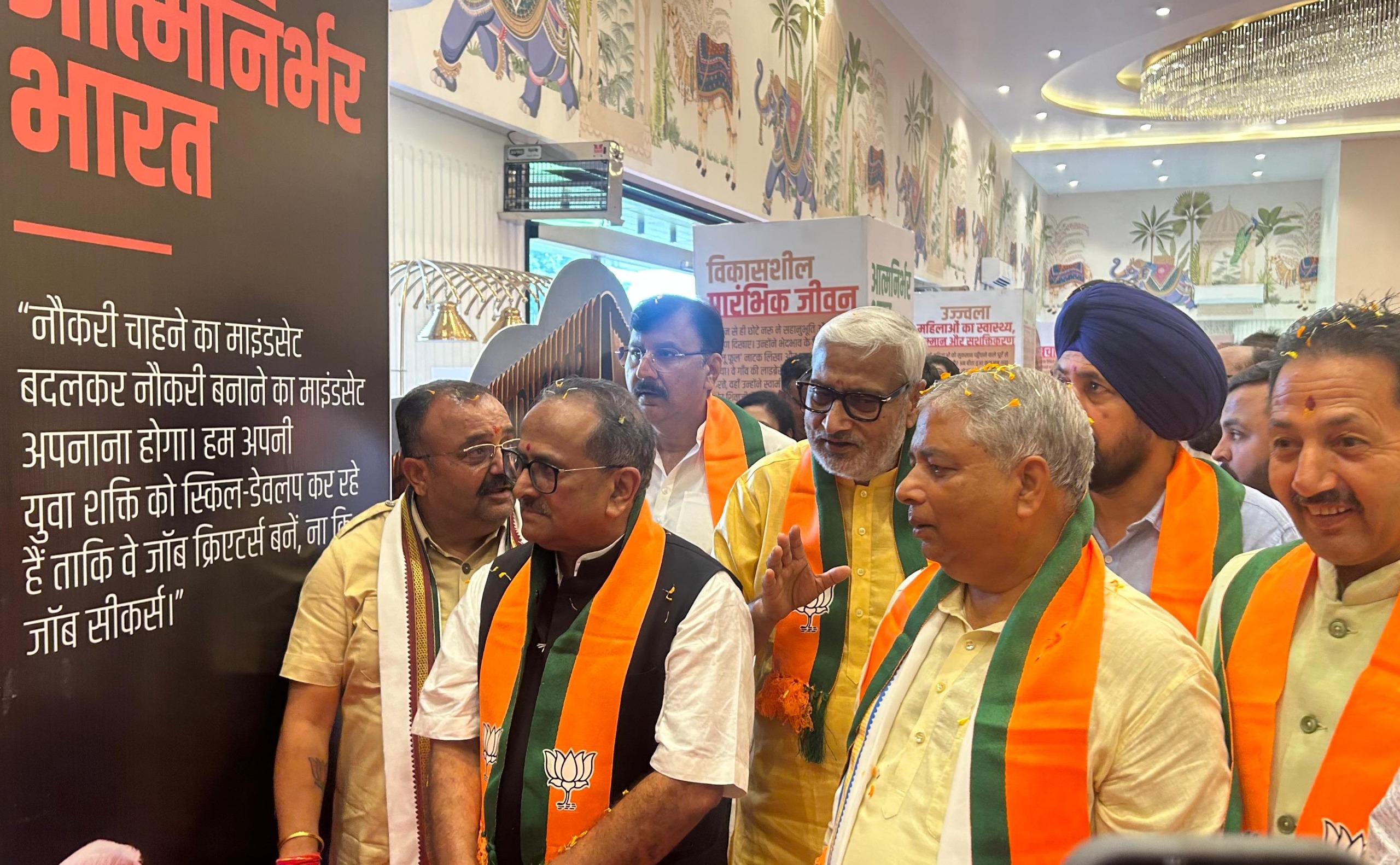 बीजेपी ने पीएम मोदी की राष्ट्र निर्माण यात्रा को दर्शाने वाली प्रदर्शनी का उद्घाटन किया