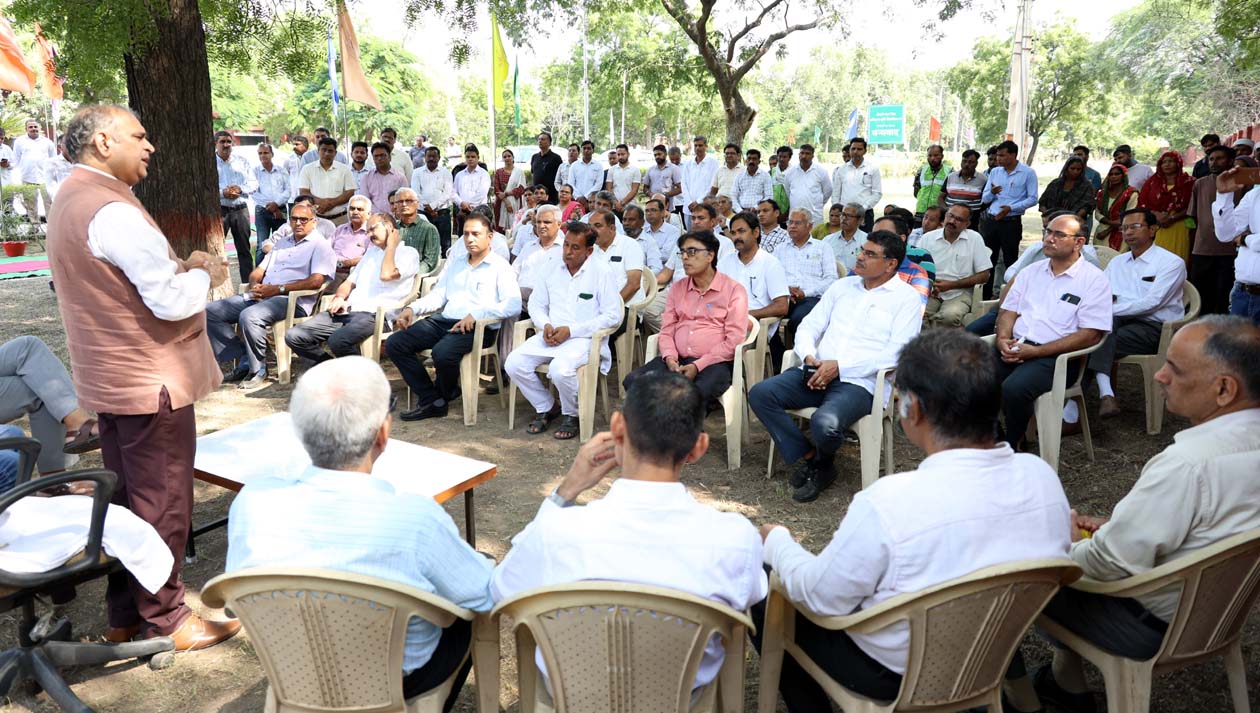 कुलपति प्रो. बीआर कम्बोज अधिकारियों  एवं कर्मचारियों को संबोधित करते हुए।