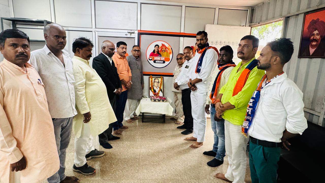 समाज सुधारक बाबू शिवदयाल सिंह चौरसिया की पुण्यतिथि मनाते पदाधिकारी व कार्यकर्ता