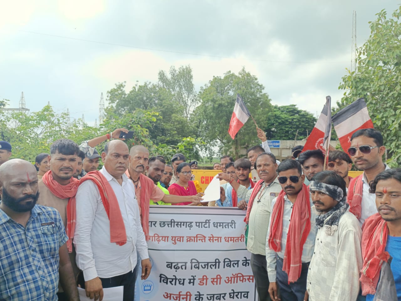 प्रदर्शन करते हुए जोहार छत्तीसगढ़ पार्टी और छत्तीसगढ़िया क्रांति सेना के सदस्य।