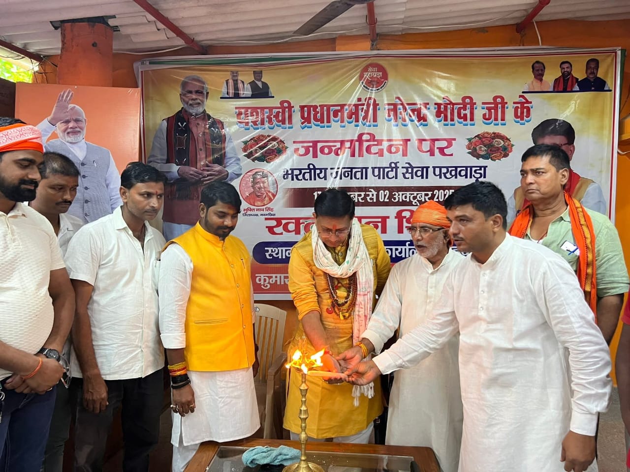 उद्घाटन करते अतिथि
