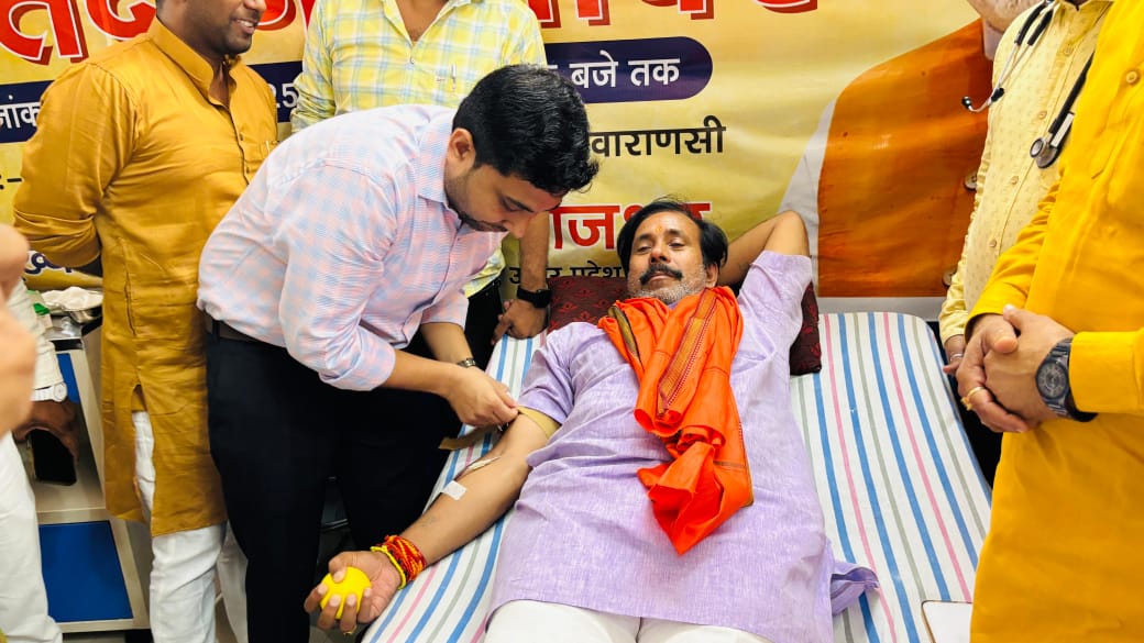 शिविर  में रक्तदान करते मंत्री
