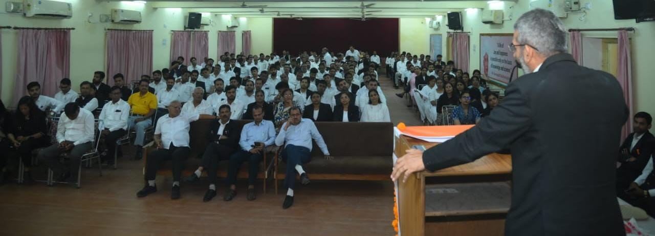 न्याय का सही अर्थ सम्मानपूर्वक जीवन जीने का अवसर प्रदान करना है