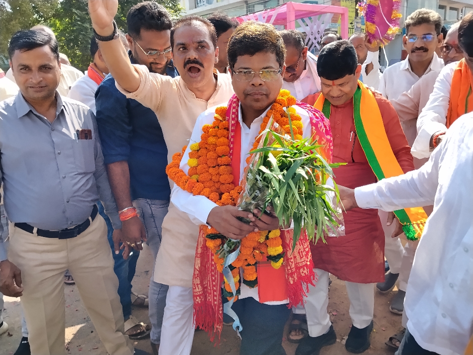 ओबीसी मोर्चा के प्रदेश अध्यक्ष अशोक साहू का स्वागत करते हुए भाजपा के पदाधिकारी एवं कार्यकर्ता। ओबीसी मोर्चा के प्रदेश अध्यक्ष अशोक साहू का स्वागत करते हुए भाजपा के पदाधिकारी एवं कार्यकर्ता।