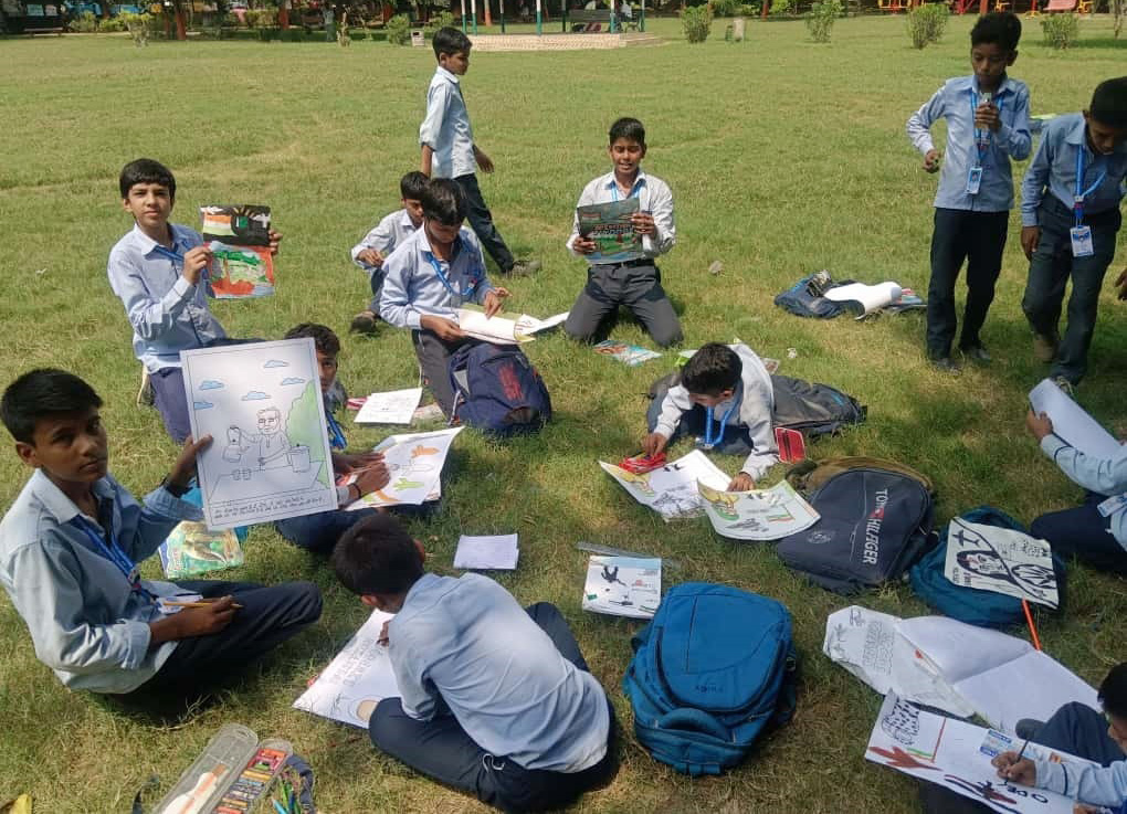 रेवाड़ी में हेरिटेज विजिट के दौरान आयोजित स्पर्धा में भाग लेते विद्यार्थीगण।