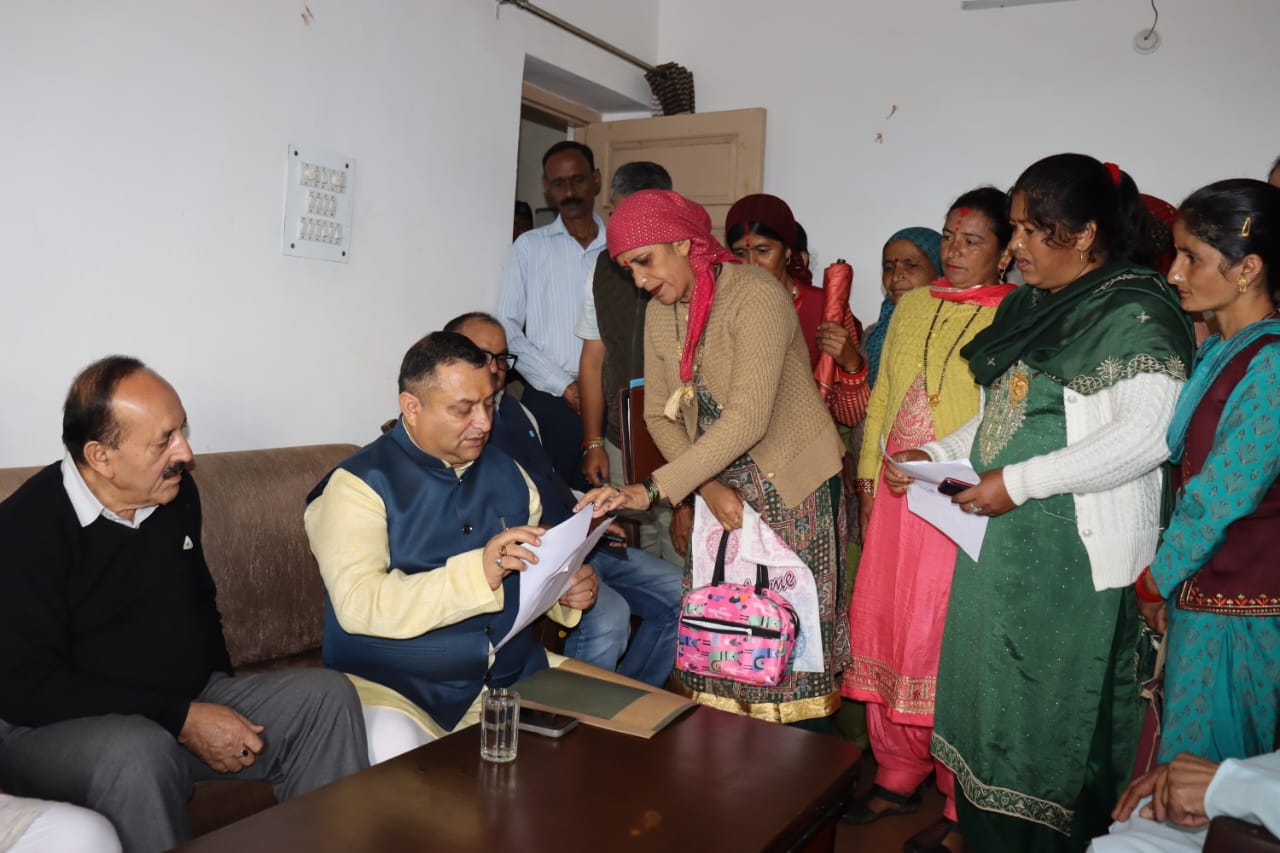 विधानसभा उपाध्यक्ष ने रेणुका विधानसभा क्षेत्र के विभिन्न स्थानों का दौरा कर लिया नुकसान का जायजा