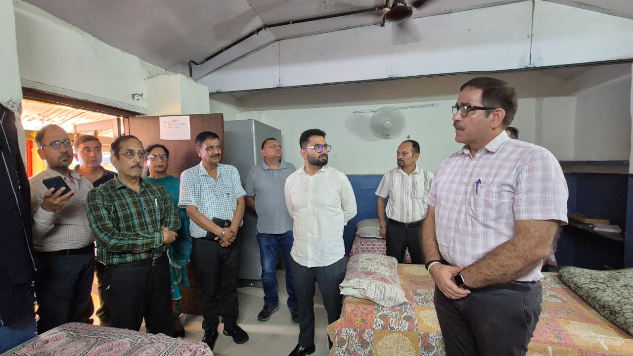 आश्रम में बच्चों को उपलब्ध करवाई जा रही विभिन्न सुविधाओं का जायजा लिया आश्रम में बच्चों को उपलब्ध करवाई जा रही विभिन्न सुविधाओं का जायजा लिया