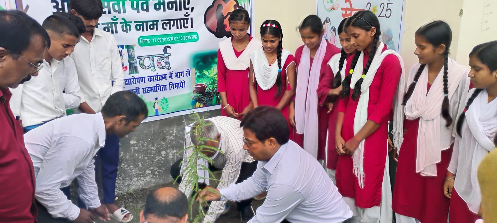 स्कूली बच्चो के साथ पौधारोपण करते वन प्रमंडल पदाधिकारी
