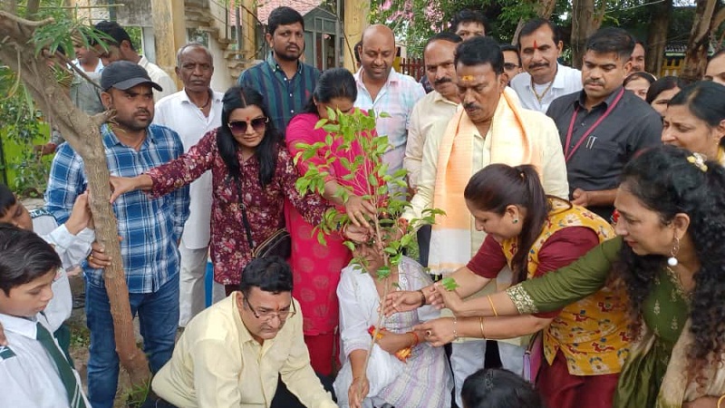 इंदौरः मंत्री सिलावट ने  सफाई कर किया श्रमदान