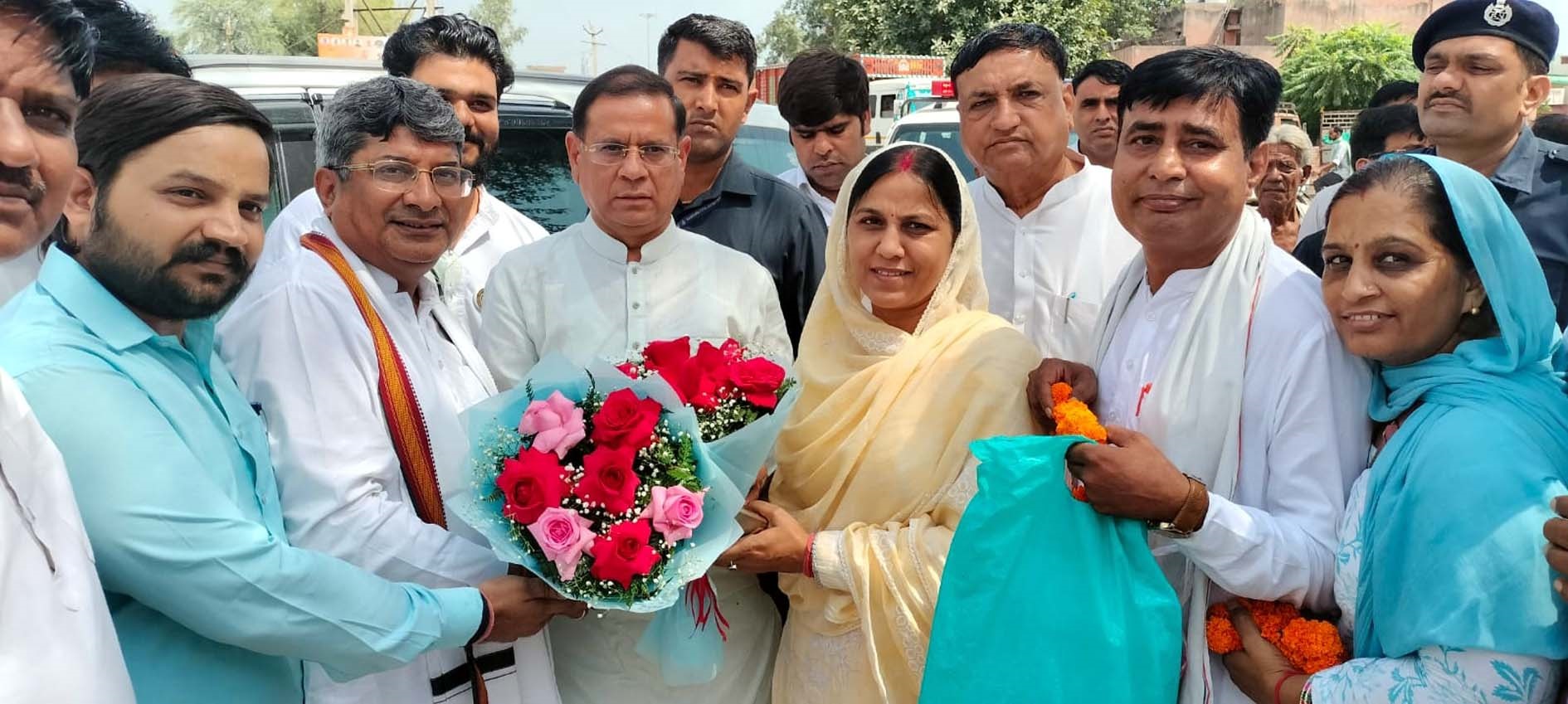 जिला कार्यालय पहुंचने पर मंत्री राजेश नागर का स्वागत करते जिला अध्यक्ष डॉ. आशा खेदड़ व अन्य। जिला कार्यालय पहुंचने पर मंत्री राजेश नागर का स्वागत करते जिला अध्यक्ष डॉ. आशा खेदड़ व अन्य।