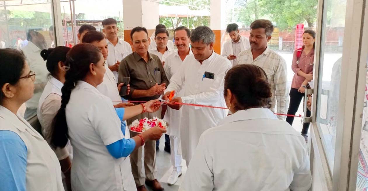 शिविर का शुभारंभ करते ग्राम  सरपंच अशोक कुमार व एसएमओ डॉ. रोशन लाल शर्मा।