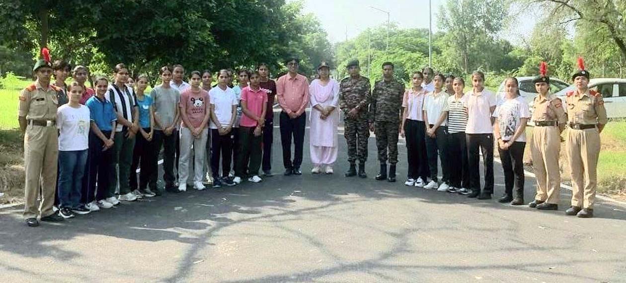 डॉ. अतुल ढींगड़ा विद्यार्थियों के साथ