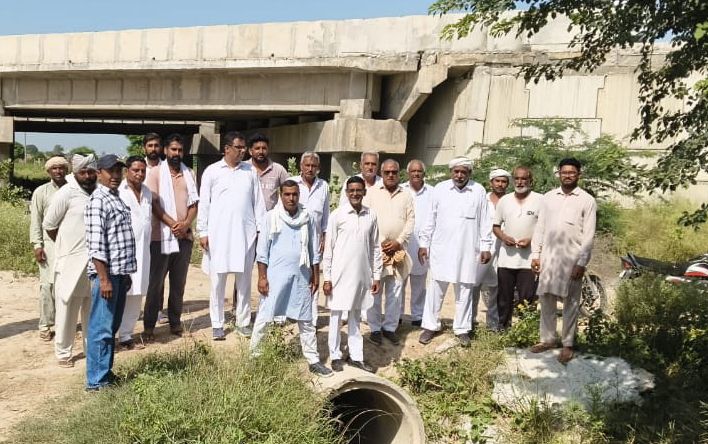 सिंचाई विभाग के खिलाफ रोष जाहिर करते किसान।