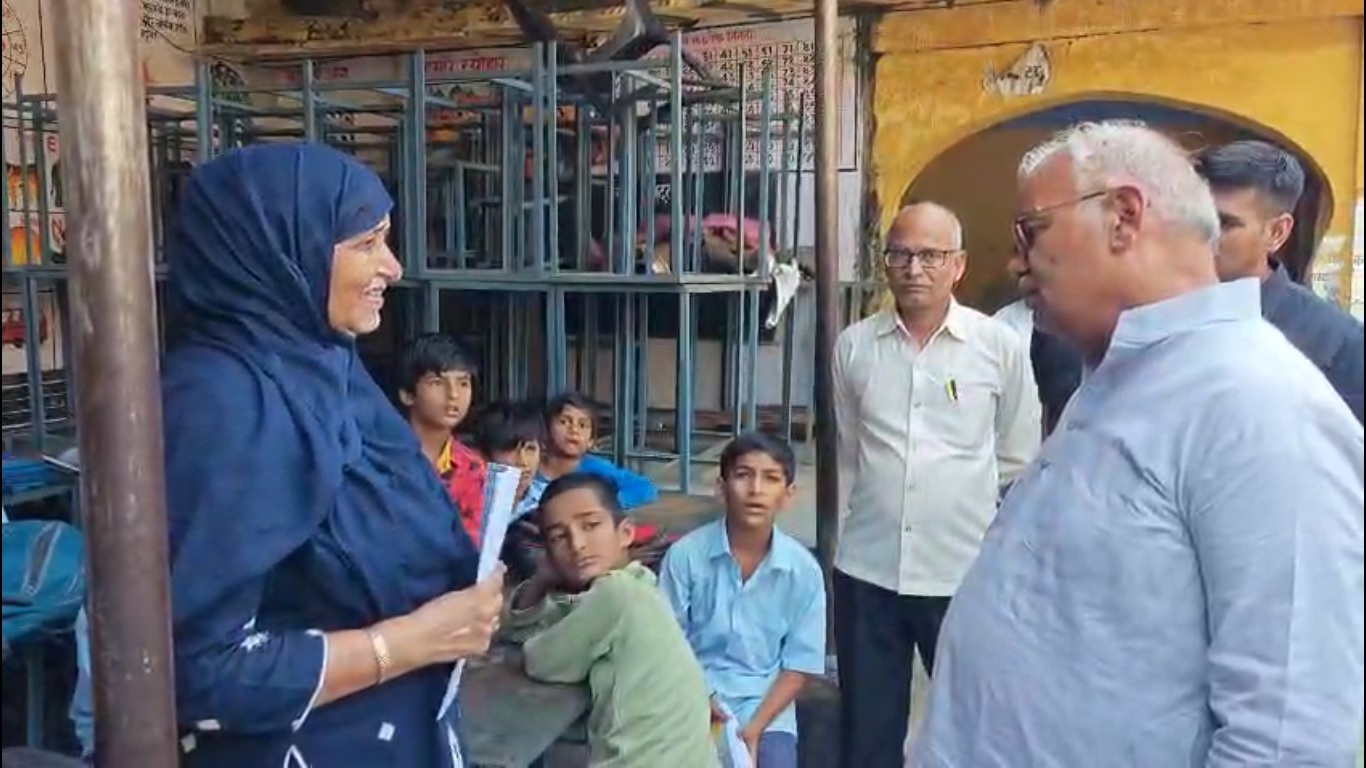 औचक निरीक्षण के दाैरान शिक्षा मंत्री औचक निरीक्षण के दाैरान शिक्षा मंत्री