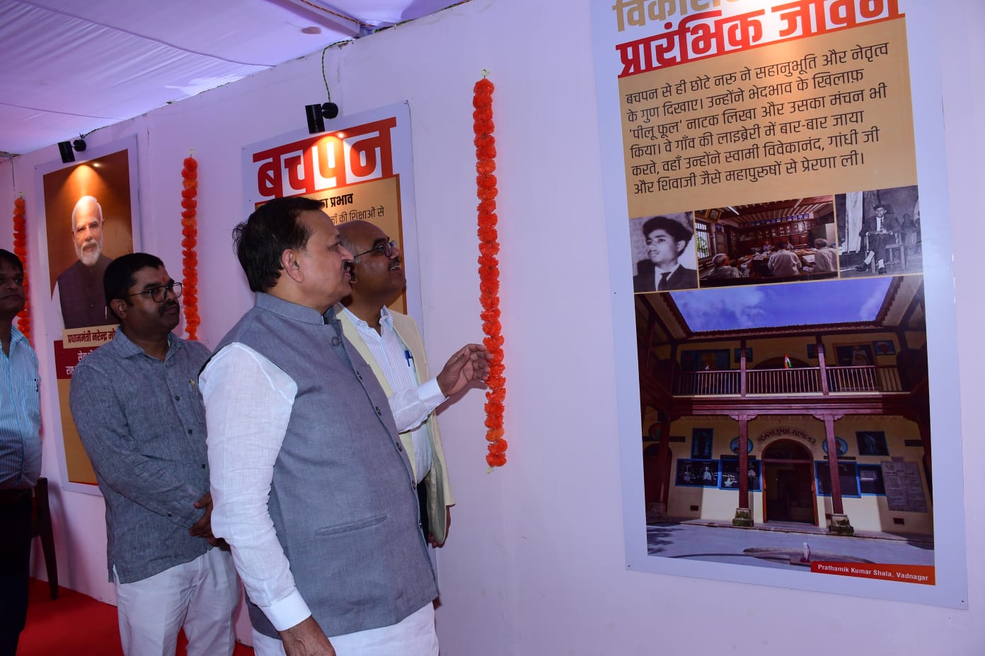 प्रदर्शनी को देखते सांसद रमेश अवस्थी