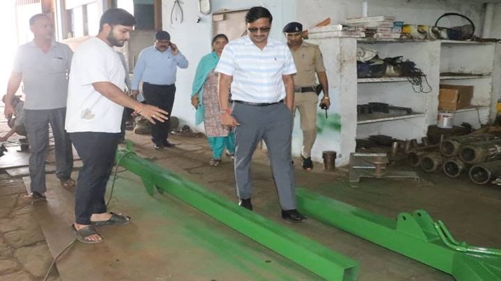 विदिशाः कलेक्टर ने शहर में संचालित औद्योगिक इकाइयों का निरीक्षण किया