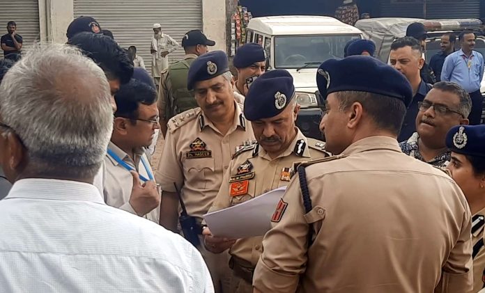 डीजीपी नलिन ने जम्मू-श्रीनगर राष्ट्रीय राजमार्ग पर स्थित थराड गाँव का दौरा कर चल रहे पुनर्निर्माण कार्यों की समीक्षा की