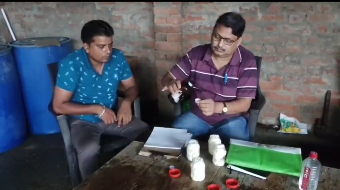नमूना एकत्र करते खाद्य सुरक्षा अधिकारी खाद्य सुरक्षा अधिकारी