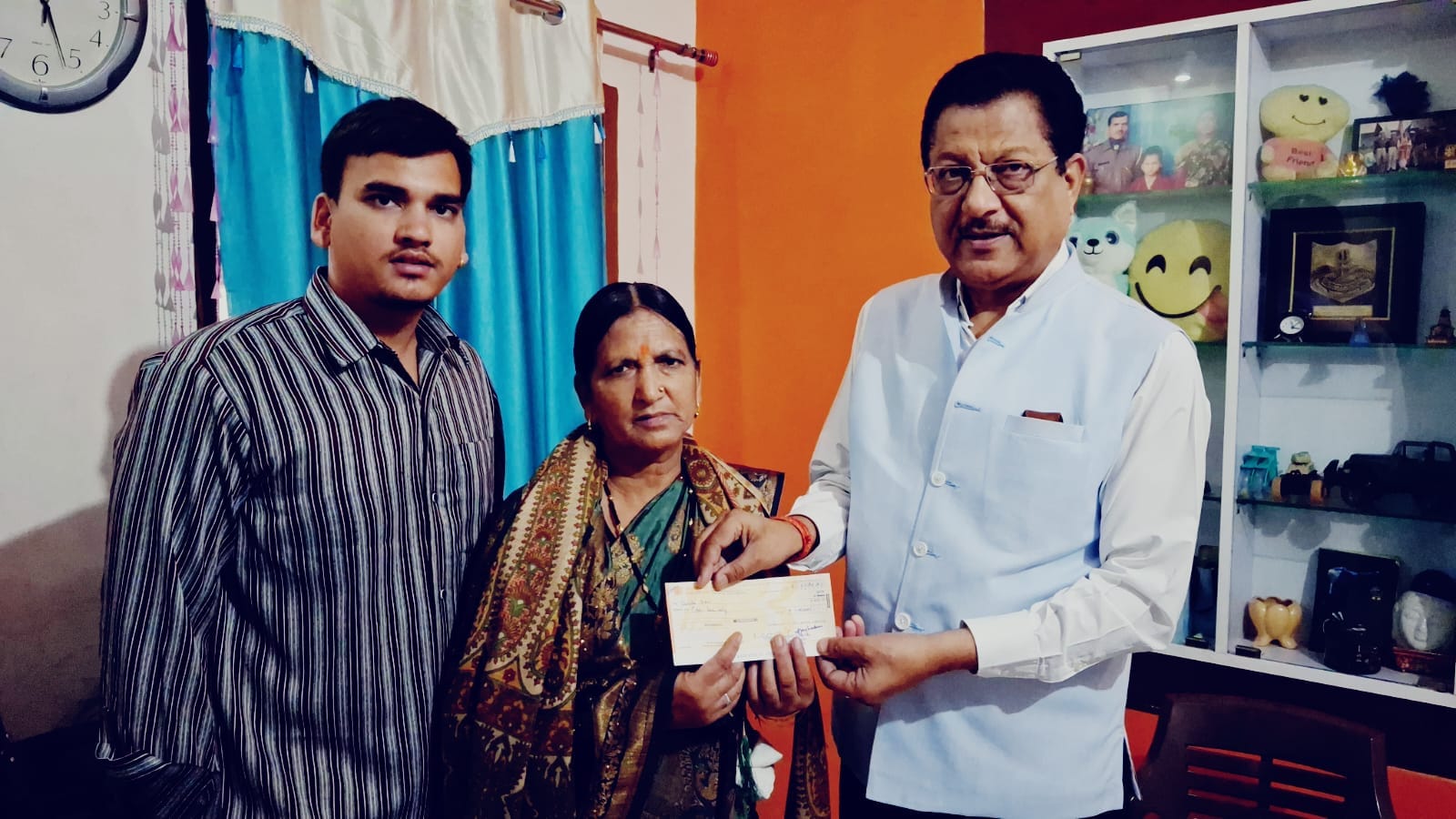 पुलवामा शाहीद राम लाल रतूड़ी की धर्मपत्नी को सम्मानित करते प्रदेश कांग्रेस उपाध्यक्ष सूर्यकांत धस्माना।
