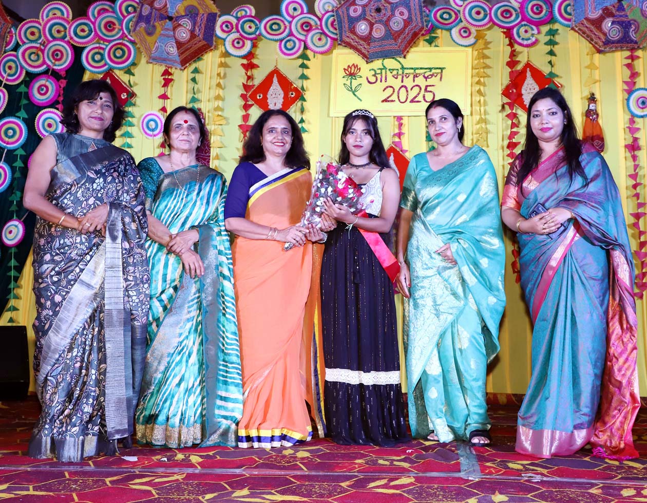 मिस फ्रैशर की विजेता छात्रा को सम्मानित करती मुख्यातिथि डा. वंदना बिश्नोई।