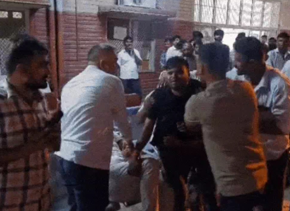 अस्पताल के बाहर परिजनों का हंगामा