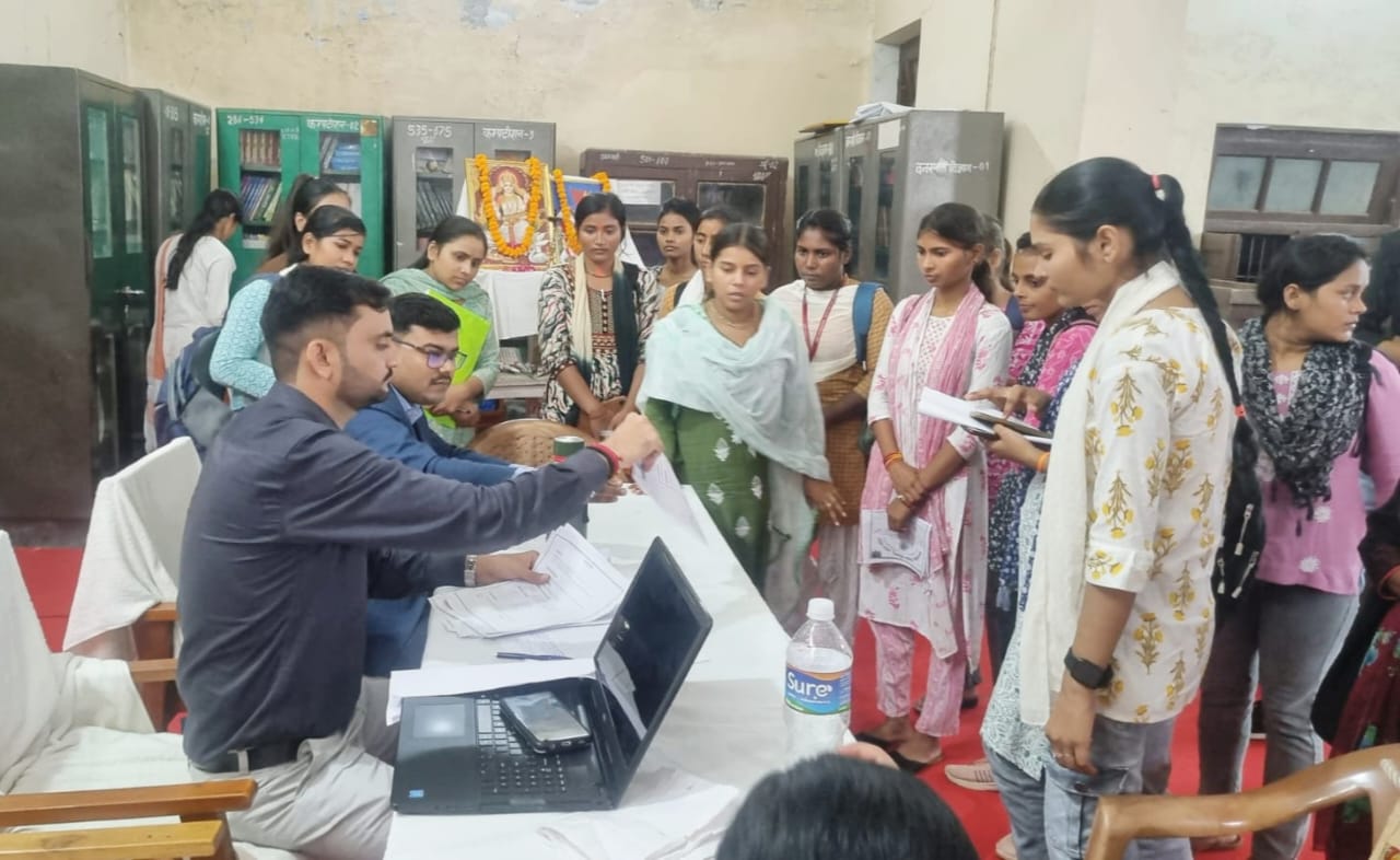 रोजगार के लिए लगी भीड़