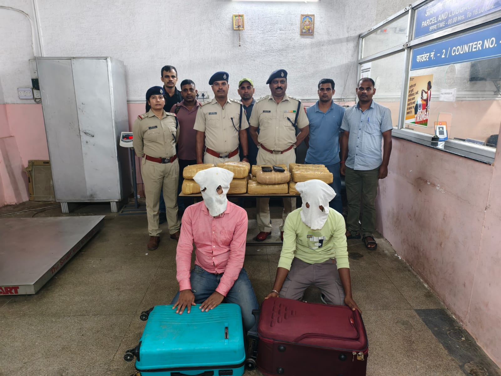 गिरफ्तार आरोपित और आरपीएफ के अधिकारी