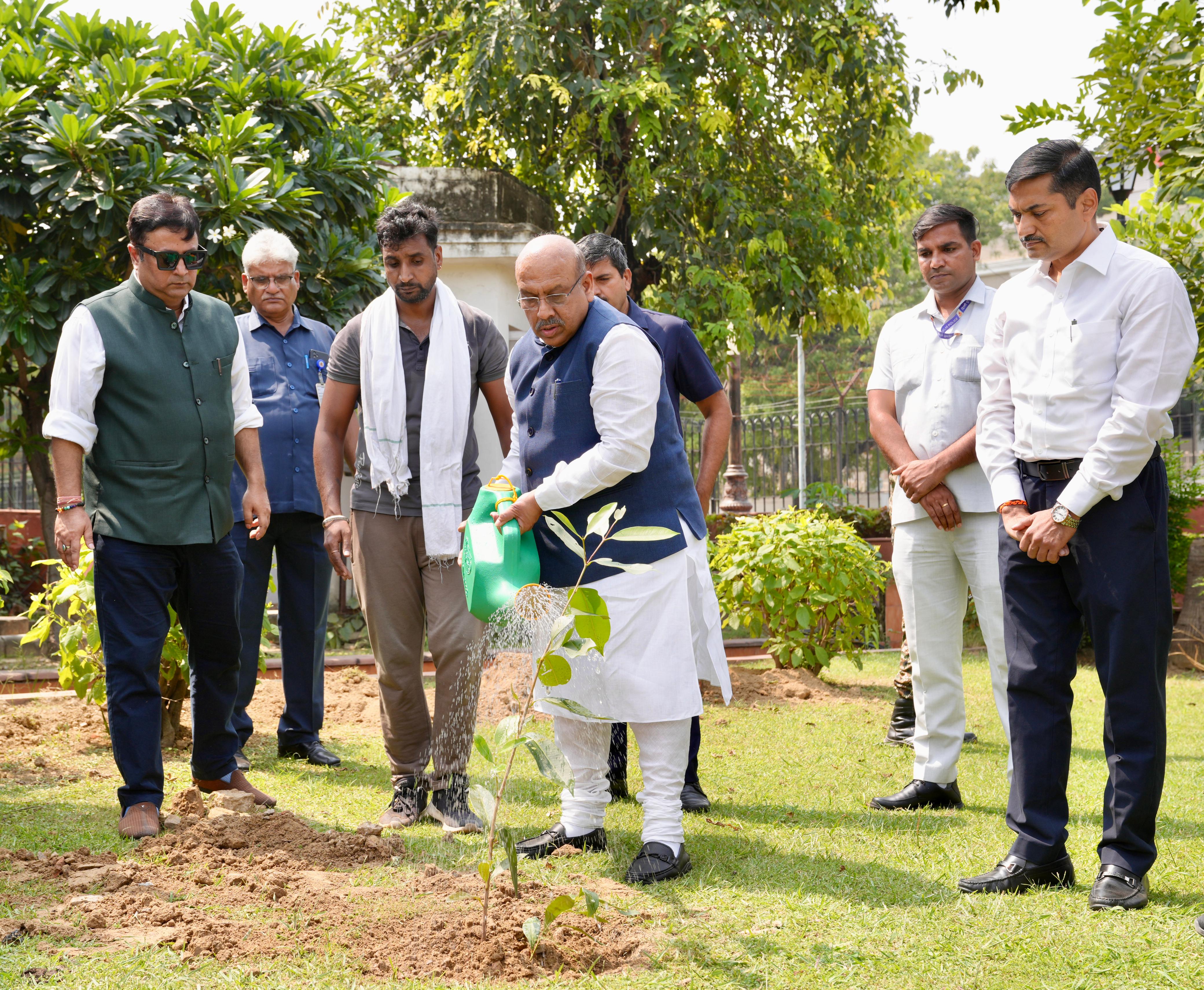 विधानसभा परिसर में ‘एक पेड़ मां के नाम’ अभियान के तहत आज पौधरोपण करते दिल्ली विधानसभा अध्यक्ष विजेंद्र गुप्ता