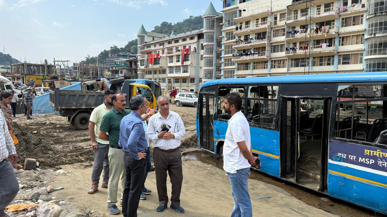 बाढ़ से प्रभावित एचआरटीसी धर्मपुर डिपो की बहाली । बाढ़ से प्रभावित एचआरटीसी धर्मपुर डिपो की बहाली ।