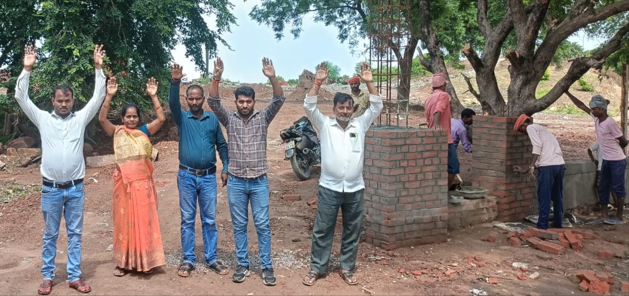 पार्क के निर्माण कार्य पर विरोध प्रदर्शन करते नगर पालिका अहरौरा के सभासद।