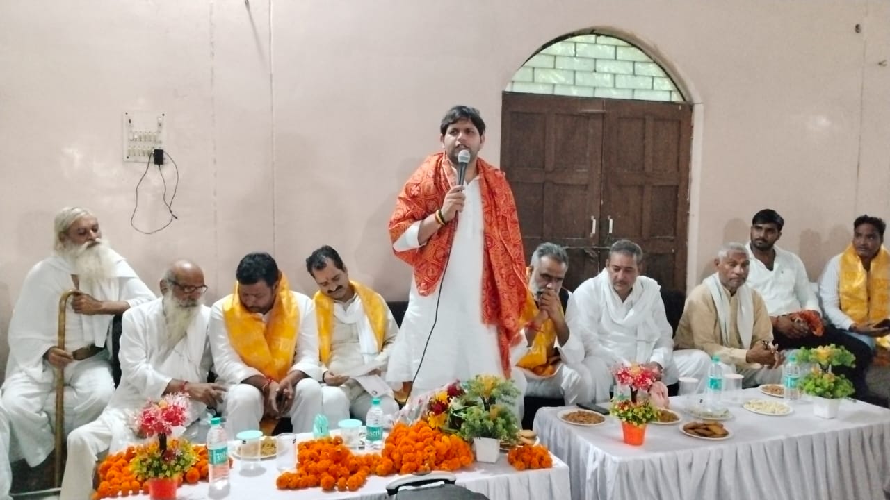 फिरोजपुर गांव के लोगों  को सम्बोधित करते हुए खेल मंत्री गौरव गौतम