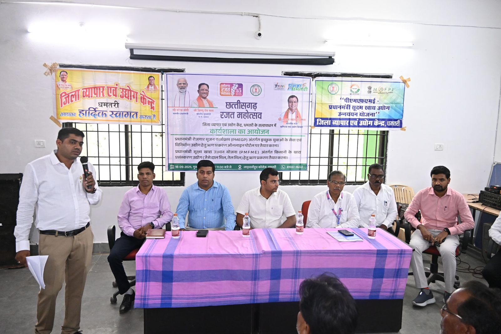 कार्यक्रम में उपस्थित लोगों को संबोधित करते हुए अतिथि।
