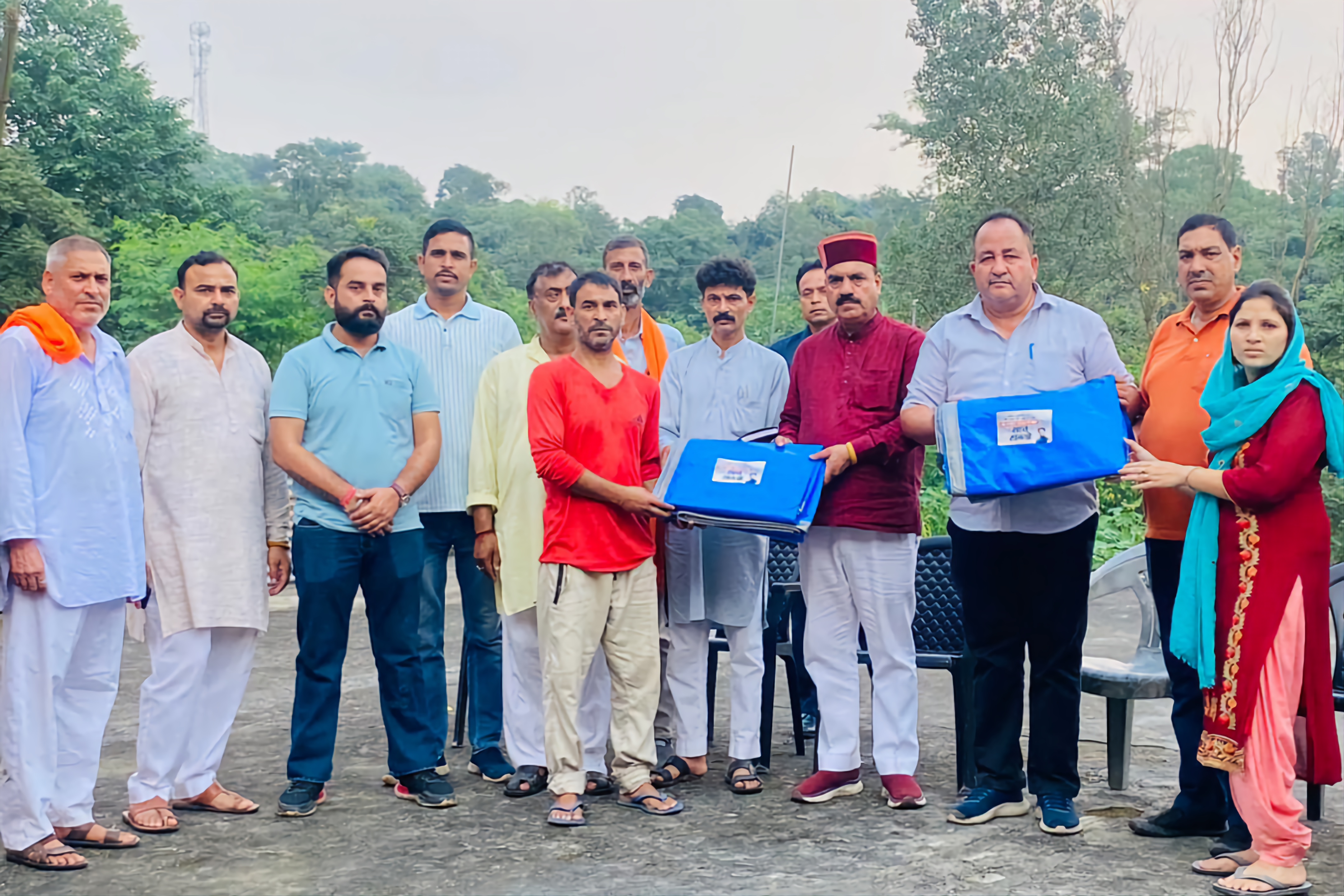 इंद्रदत्त लखनपाल ने आपदा प्रभावितों को अनुराग ठाकुर द्वारा सहायता प्राप्त 200 त्रिपालों का कर रहे वितरण;