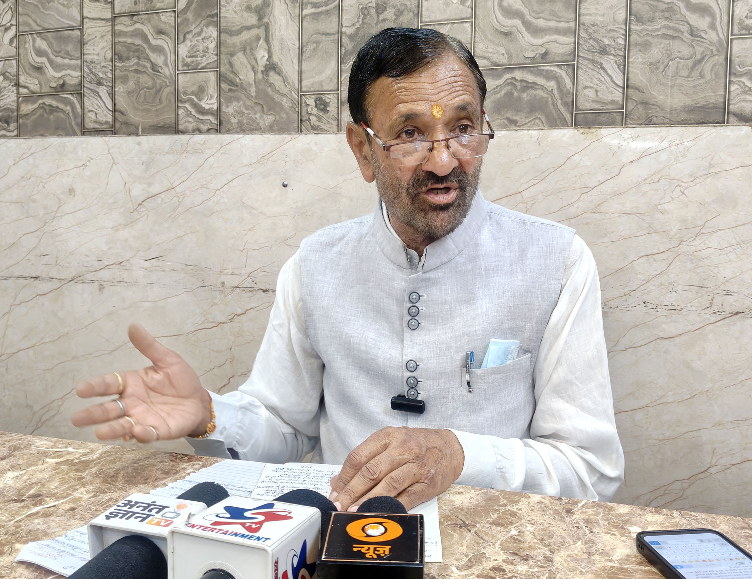 मंडी में पत्रकारों से बात करते हुए जवाहर ठाकुर।