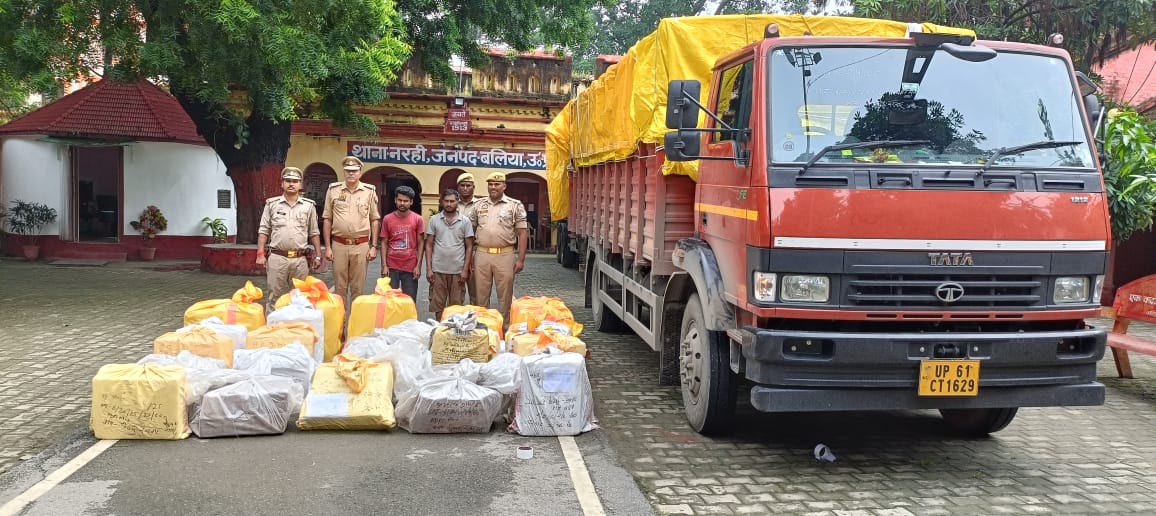 पुलिस द्वारा बरामद गांजा पुलिस द्वारा बरामद गांजा