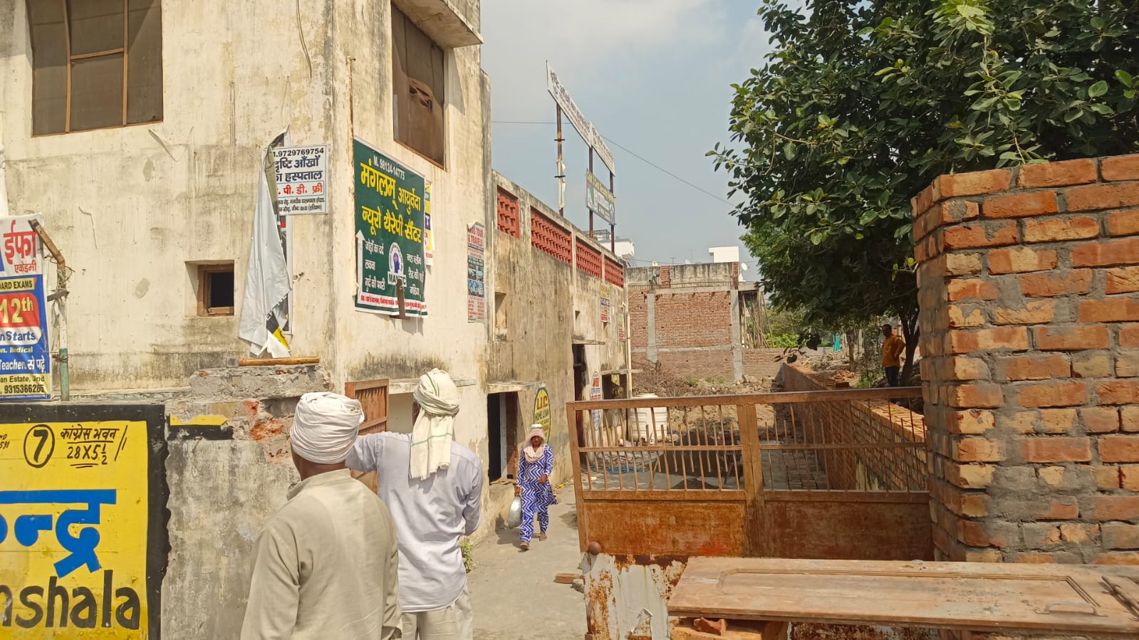 कांग्रेस भवन की जर्जर हालात को ठीक करने में लगे मजदूर व मिस्त्री।