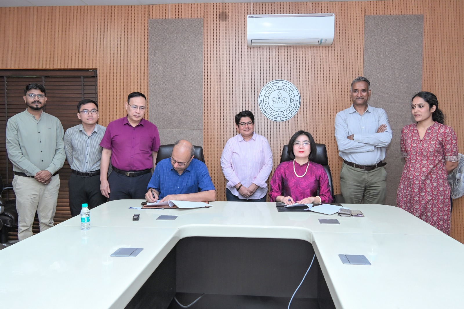 एमओयू पर हस्ताक्षर करते आईआईटी कानपुर निदेशक प्रो एमओयू पर हस्ताक्षर करते आईआईटी कानपुर निदेशक प्रो